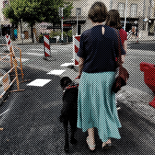 Anaé, Laurence et son chien, dehors sur un chantier